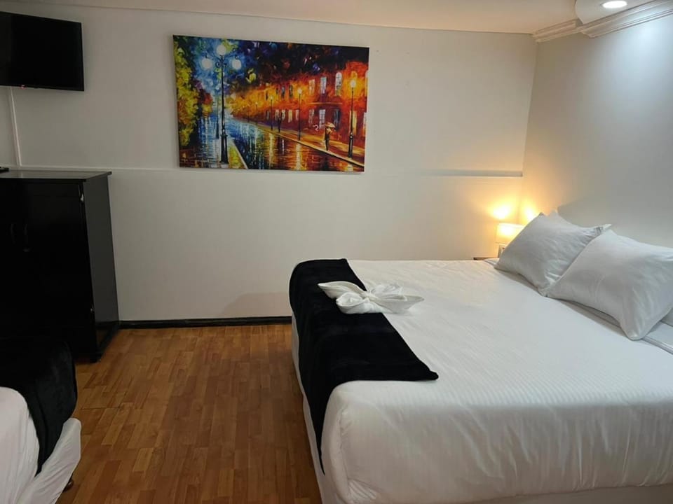 Bed, TV and multimedia, Photo of the whole room, Bedroom