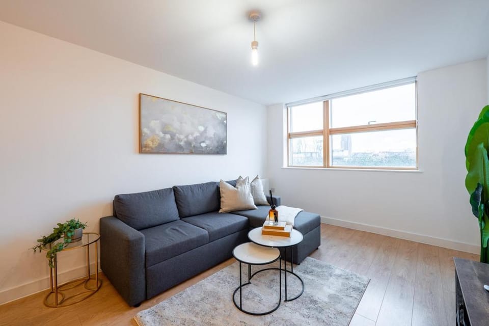 Luxury 1BR W WiFi and Secure Underground Parking Apartment in London Borough of Southwark
