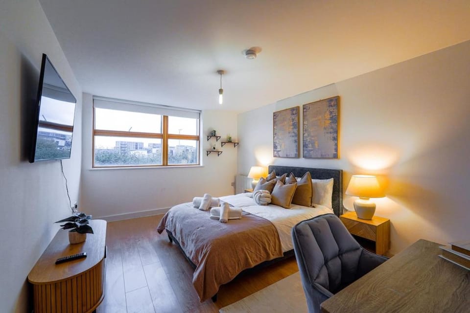 Luxury 1BR W WiFi and Secure Underground Parking Apartment in London Borough of Southwark