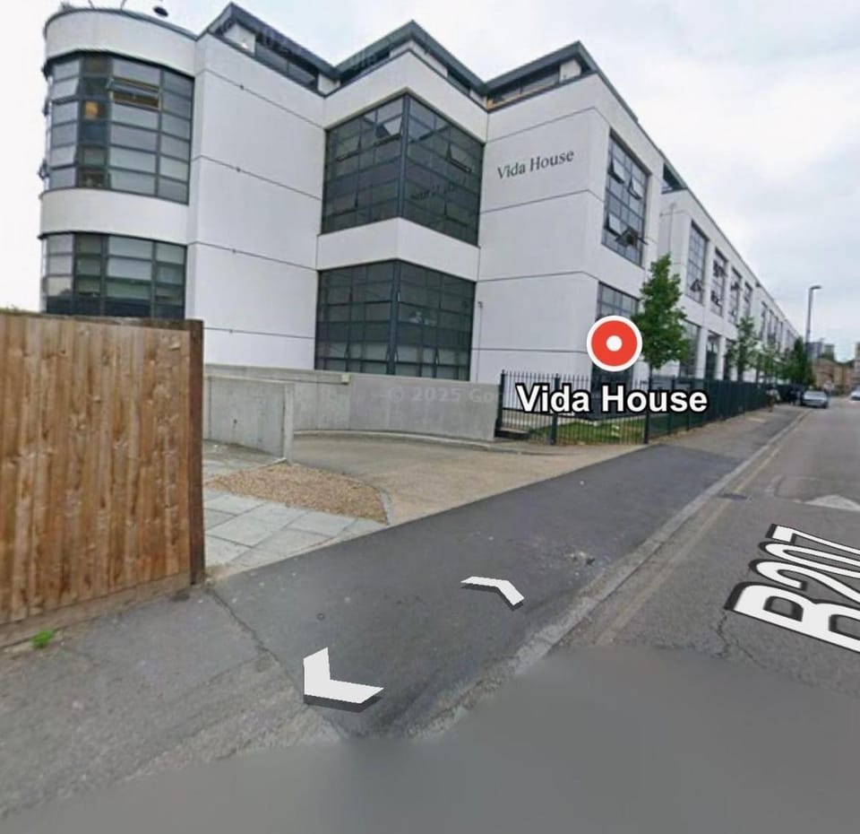 Luxury 1BR W WiFi and Secure Underground Parking Apartment in London Borough of Southwark