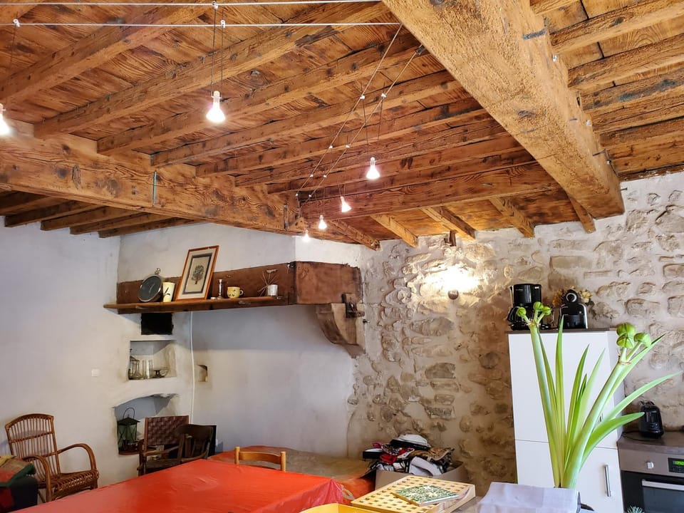 Maison de caractère, pied du Vercors, Piscine House in Provence-Alpes-Côte d'Azur