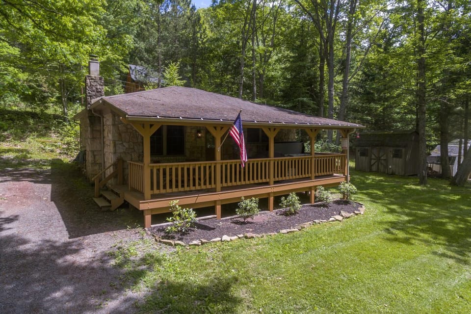 Cozy Cottage by Railey Vacations House in McHenry