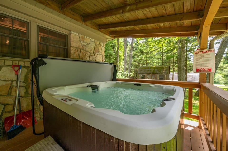 Cozy Cottage by Railey Vacations House in McHenry