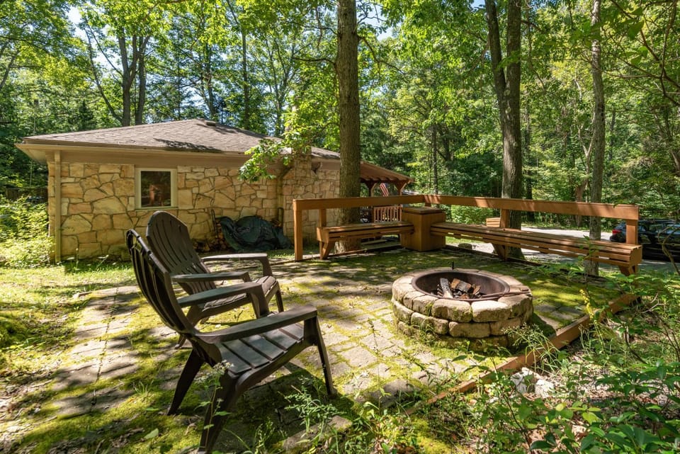 Cozy Cottage by Railey Vacations House in McHenry