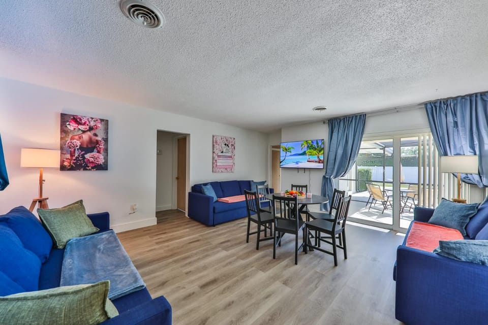 Family Grand Advantage House in Hollywood