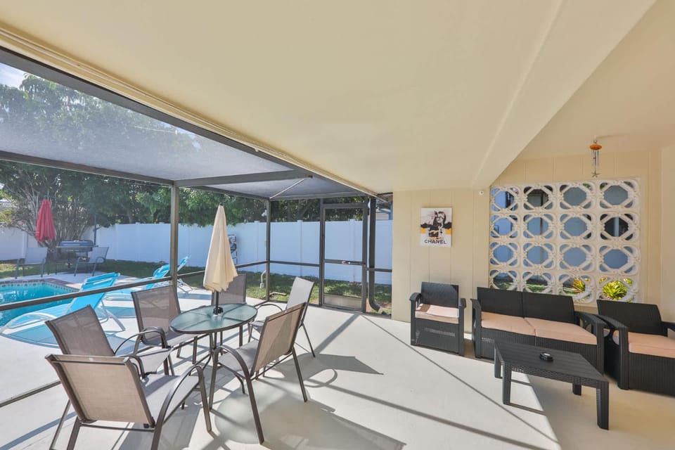 Family Grand Advantage House in Hollywood