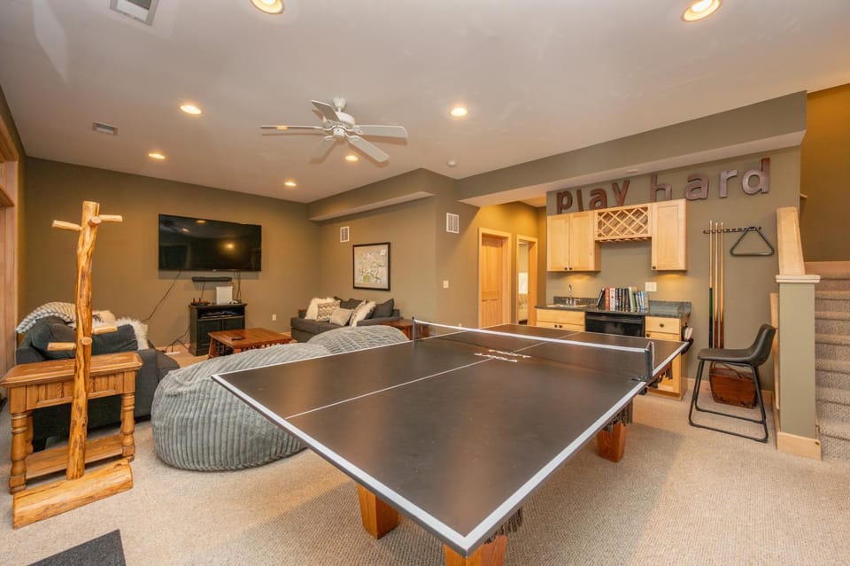 Chubby Bunny Lodge by Railey Vacations Bed and Breakfast in Deep Creek Lake
