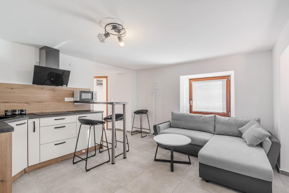 TV and multimedia, Kitchen or kitchenette, Living room, Seating area, Dining area, stove