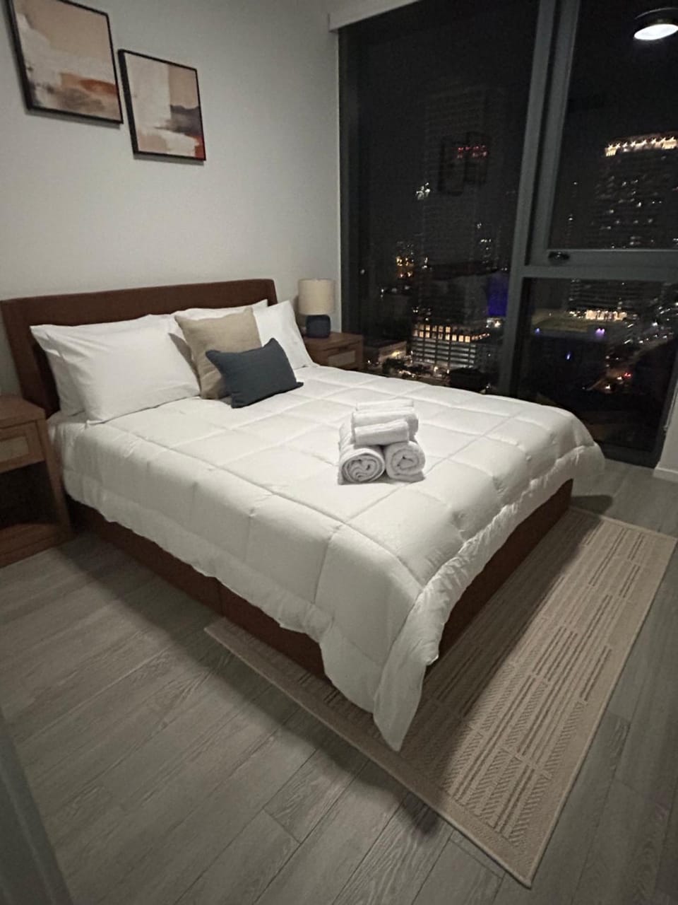 Bed, Night, Photo of the whole room, Bedroom, towels