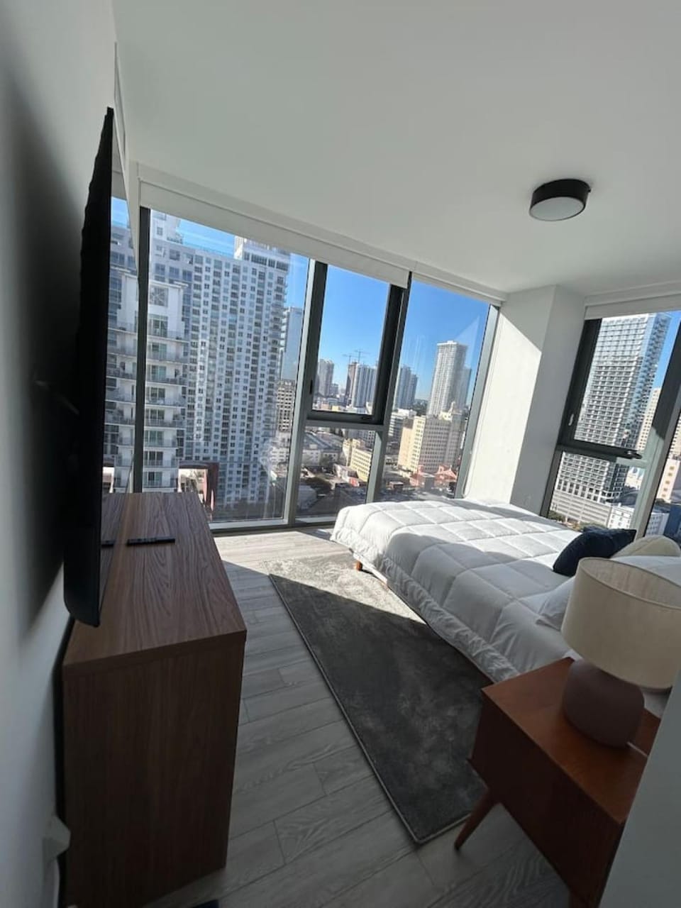 Communal lounge/ TV room, Bed, TV and multimedia, Photo of the whole room, Evening entertainment, Bedroom, City view