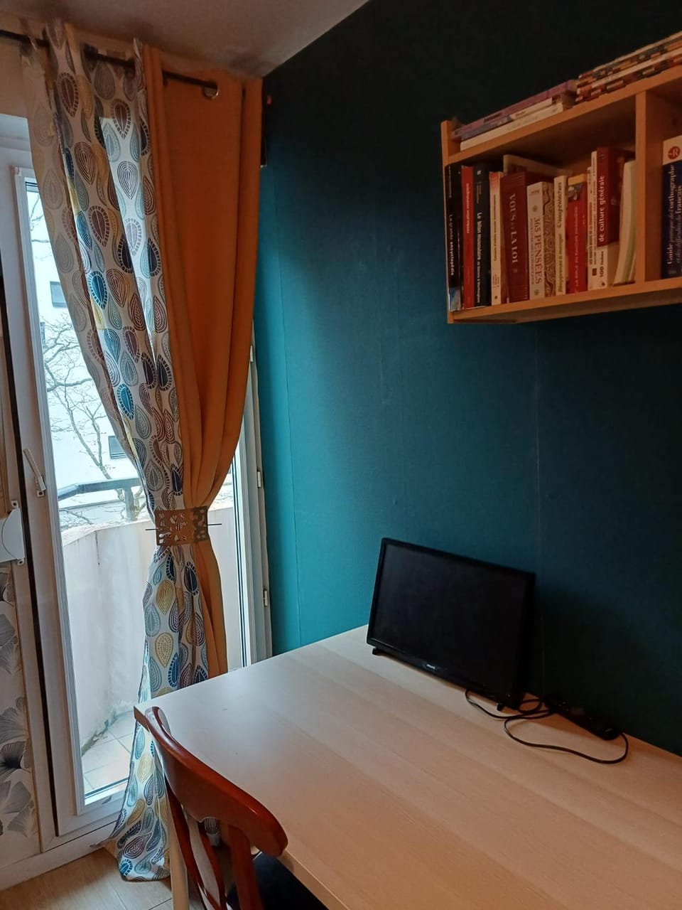 Photo of the whole room, Bedroom