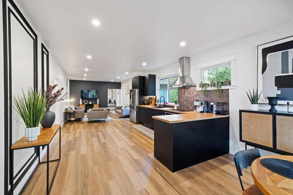 Modern Retreat in Heart of Downtown Mill Valley Apartment in Mill Valley