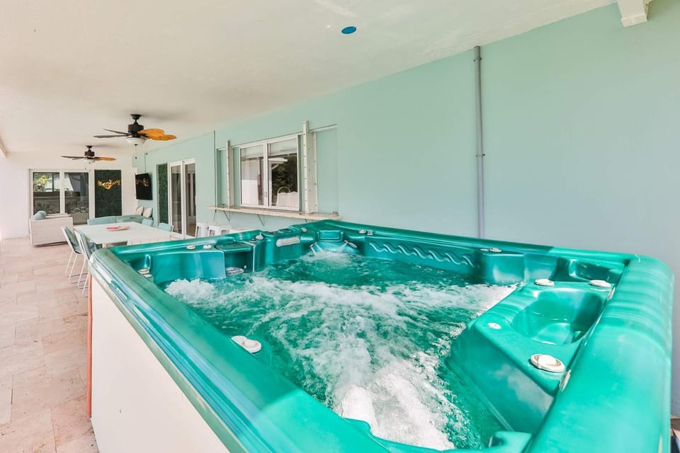 Family Poolside Palm Retreat with Jacuzzi House in Hollywood