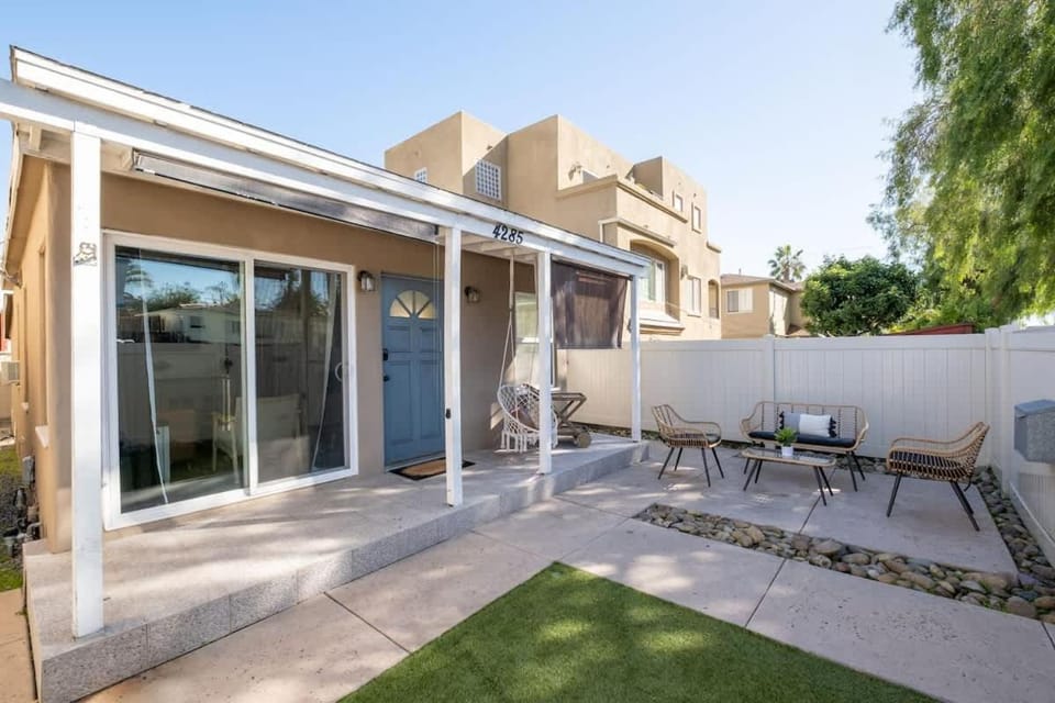 Boho Chic Cottage Walk to Cafes Outdoor Lounge House in Mission Bay