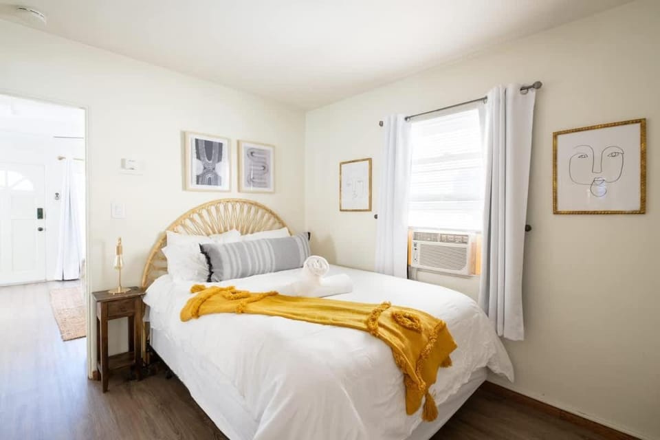 Boho Chic Cottage Walk to Cafes Outdoor Lounge House in Mission Bay