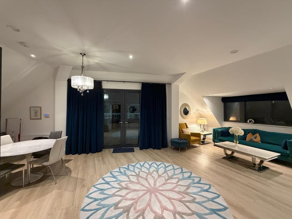 Spacious Penthouse in Barnet Apartment in London