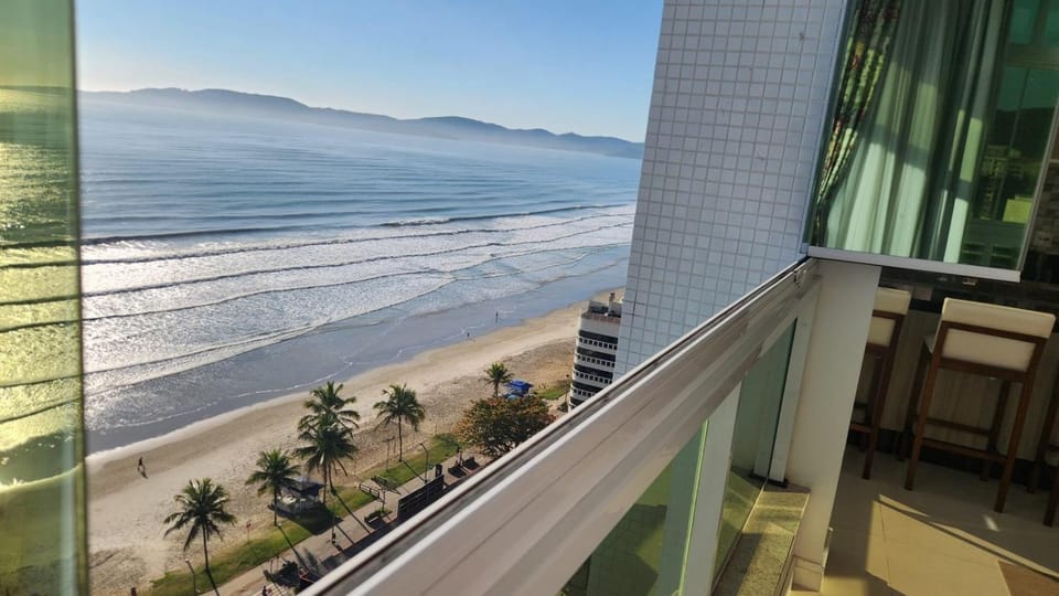 Apto 3 Suítes 3 garagens Vista Mar em Meia Praia Apartment in Porto Belo