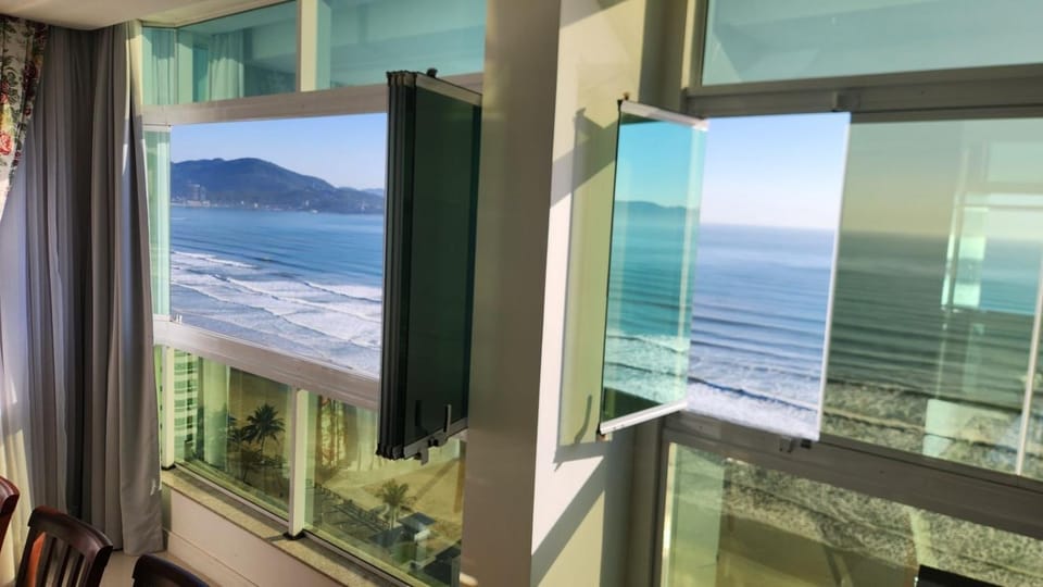 Apto 3 Suítes 3 garagens Vista Mar em Meia Praia Apartment in Porto Belo