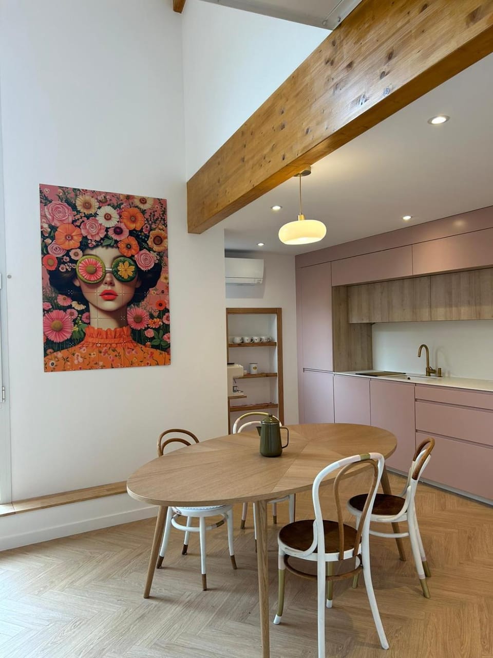 Kitchen or kitchenette, Dining area