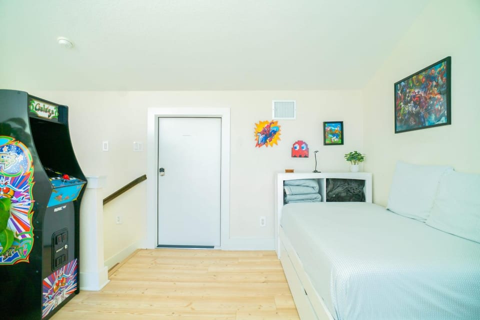 3BR City Views Yard Play 8 min to Six Flags House in San Antonio