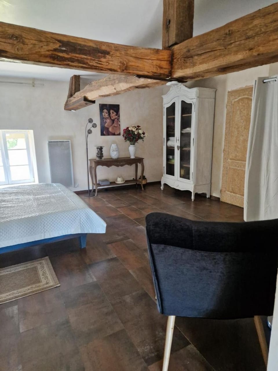 Photo of the whole room, Bedroom