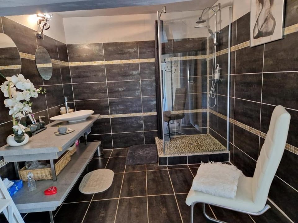 Shower, towels