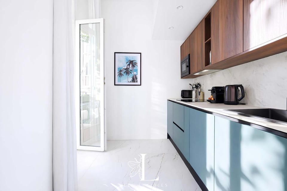 Coffee/tea facilities, Kitchen or kitchenette, stove, toaster