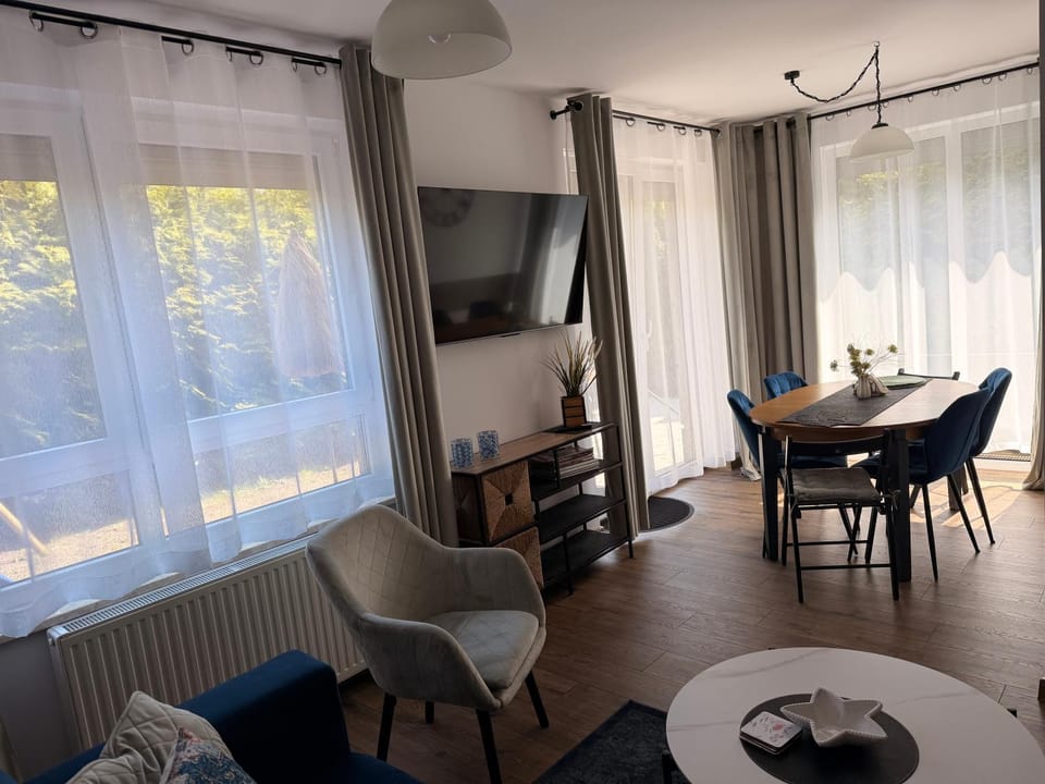 Communal lounge/ TV room, TV and multimedia, Living room, Seating area, Dining area, Garden view