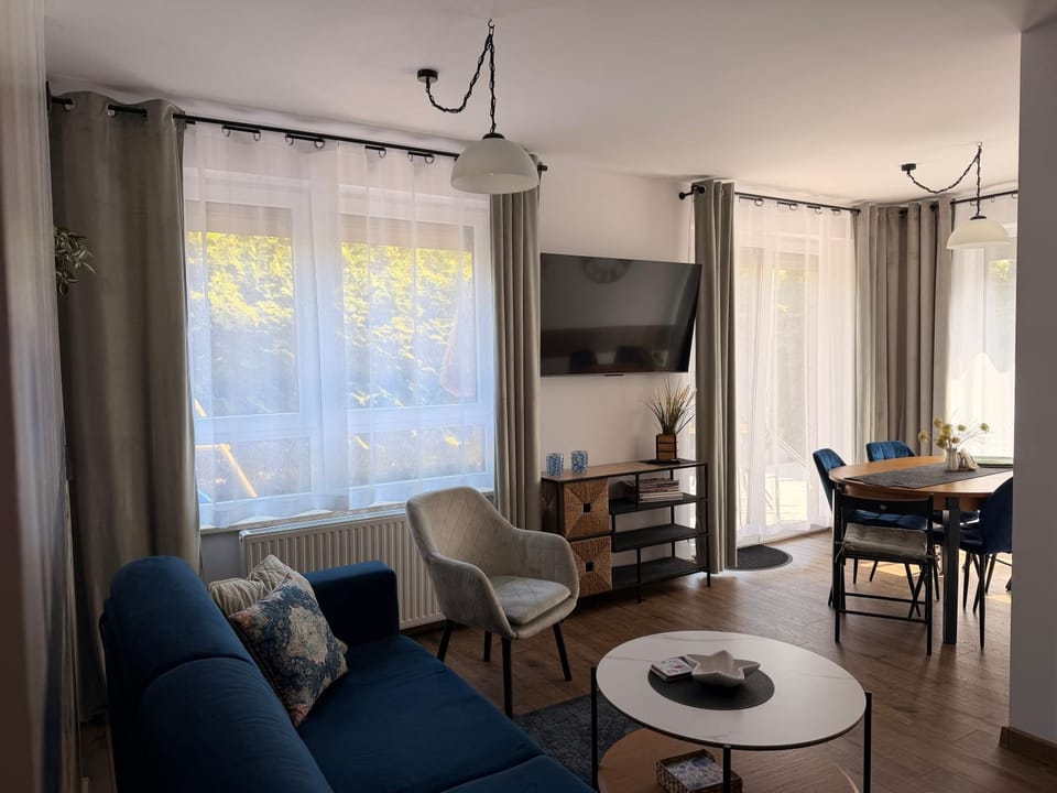 TV and multimedia, Living room, Seating area, Dining area, Garden view