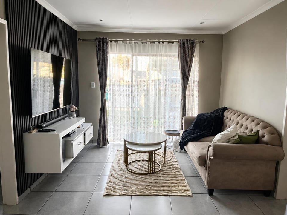 Communal lounge/ TV room, Living room, Seating area