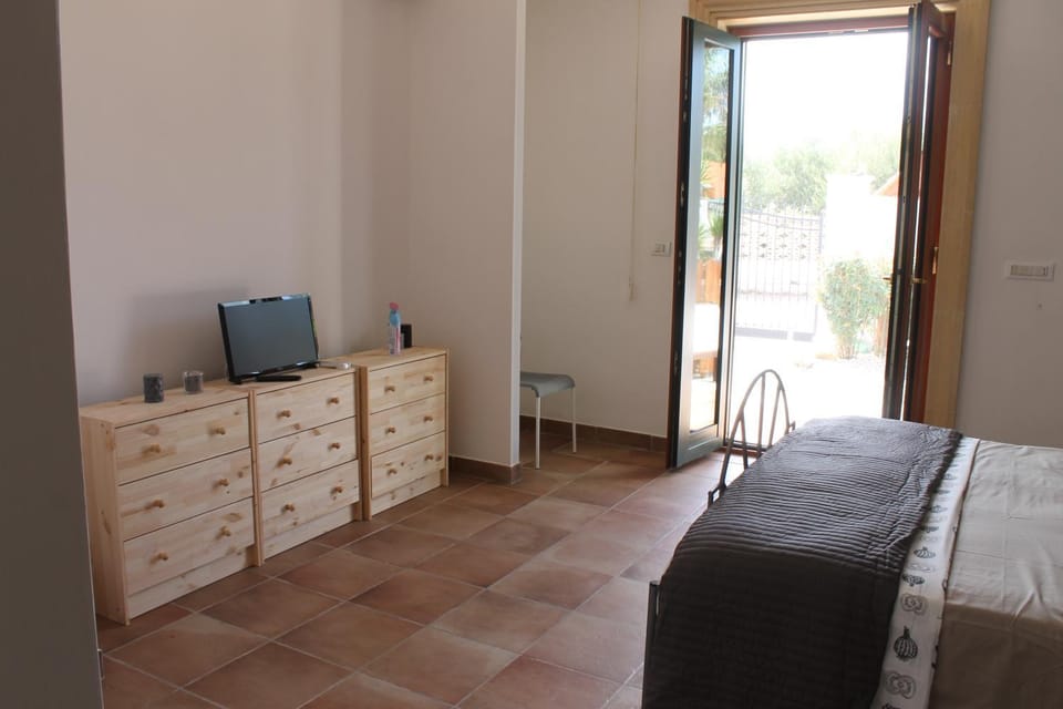 Bed, Day, TV and multimedia, Photo of the whole room, Decorative detail, Bedroom