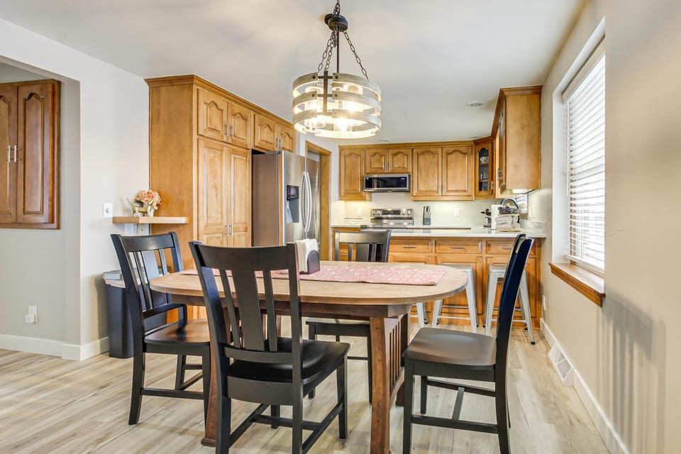 3 Blocks to Lambeau Field! Bright Home w/ Yard House in Ashwaubenon