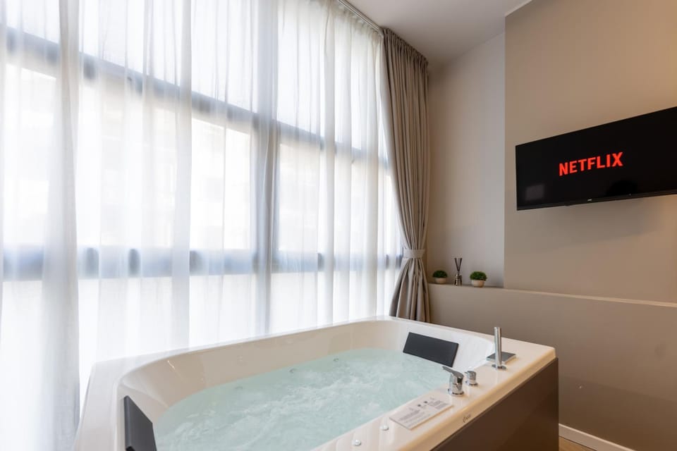 Hot Tub, TV and multimedia