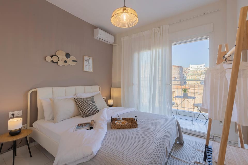 Bed, View (from property/room), Balcony/Terrace, Photo of the whole room, Bedroom, Mountain view, towels, air conditioner