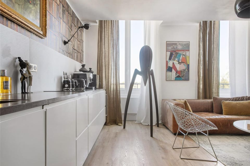 Coffee/tea facilities, Kitchen or kitchenette, Living room, Dining area, stove, toaster