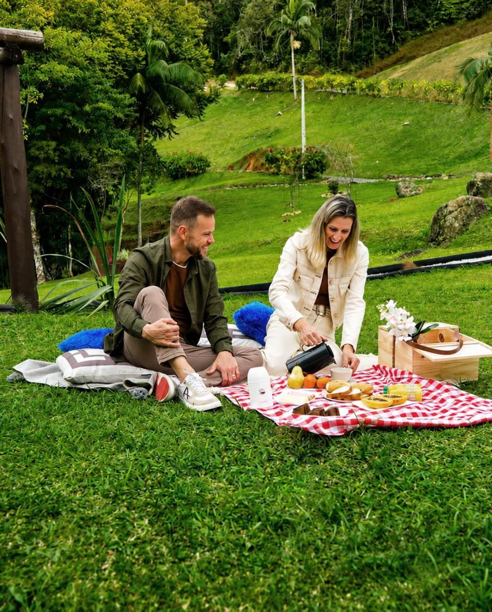 Spring, Day, People, Natural landscape, Garden, Garden, Food and drinks, Food, Guests, Garden view, Drinks, group of guests