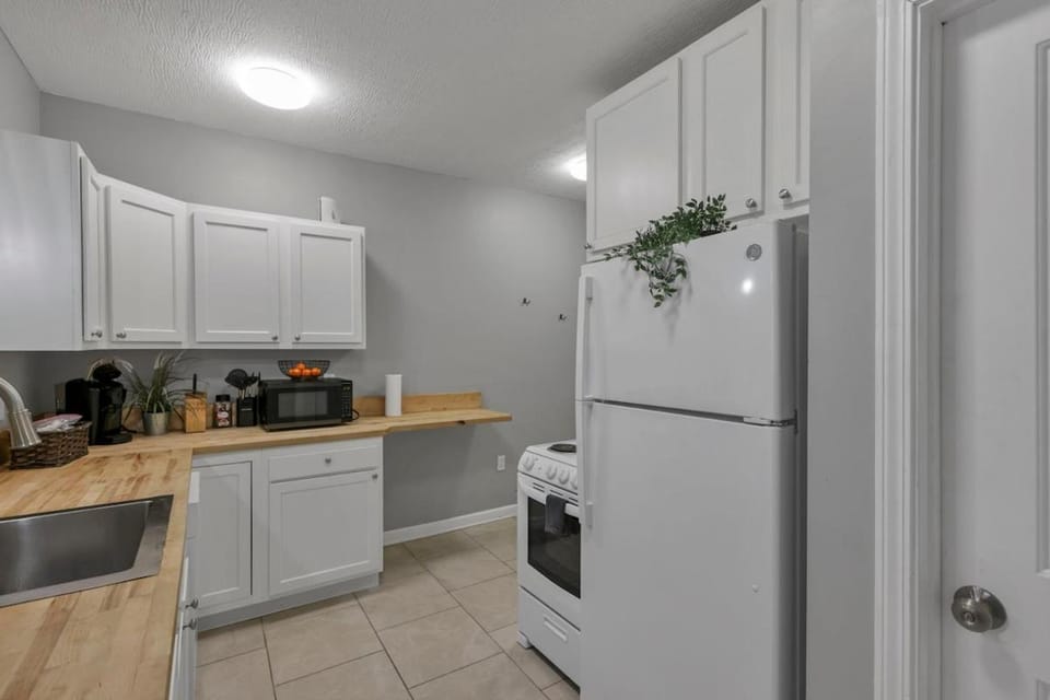 Coffee/tea facilities, Kitchen or kitchenette, dishwasher, oven, stove