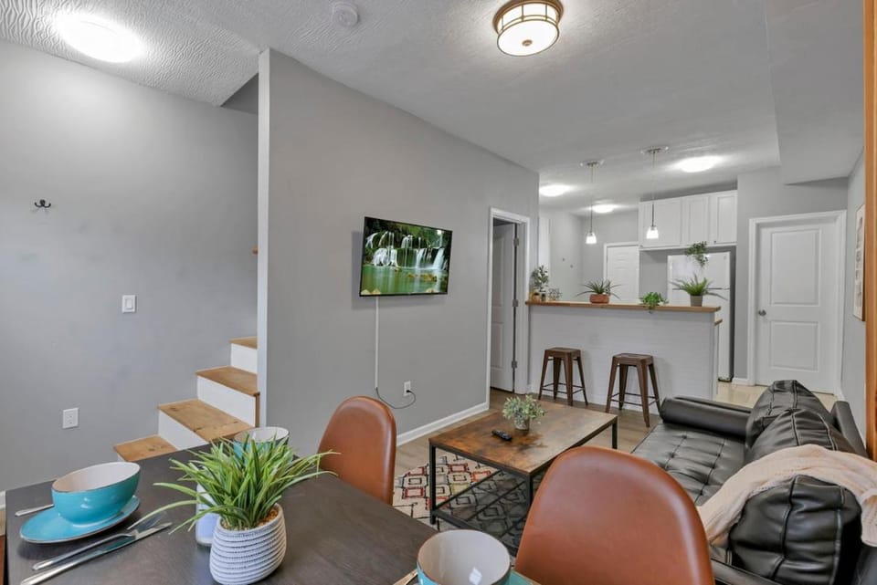 TV and multimedia, Kitchen or kitchenette, Living room, Seating area, Dining area