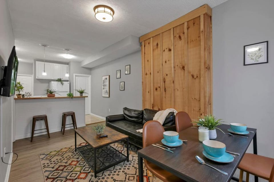 Coffee/tea facilities, Kitchen or kitchenette, Living room, Seating area, Dining area