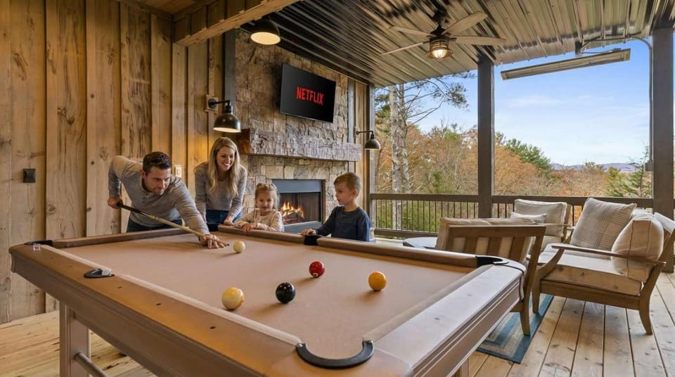 Sleeps 10 - 2-Level Deck - Hot Tub - Fire Pit House in Georgia