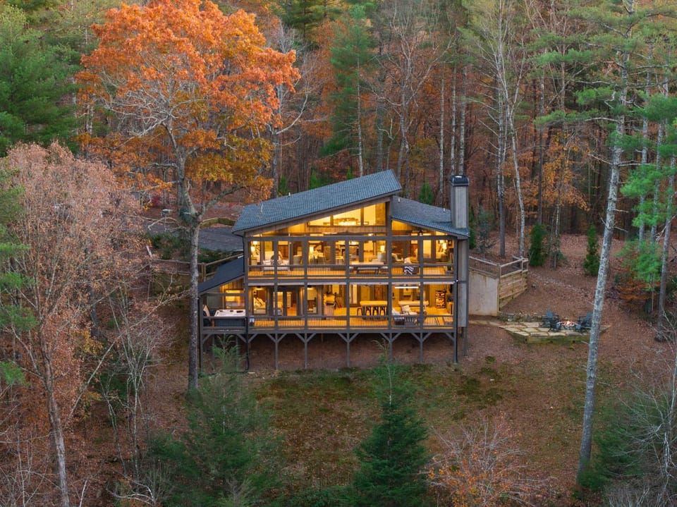 Sleeps 10 - 2-Level Deck - Hot Tub - Fire Pit House in Georgia