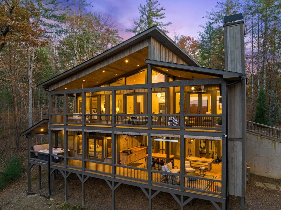 Sleeps 10 - 2-Level Deck - Hot Tub - Fire Pit House in Georgia