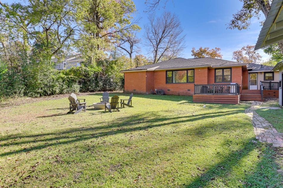 3 Mi to Rose Garden: 'Serenity Place' w/ Fire Pit! House in Tyler