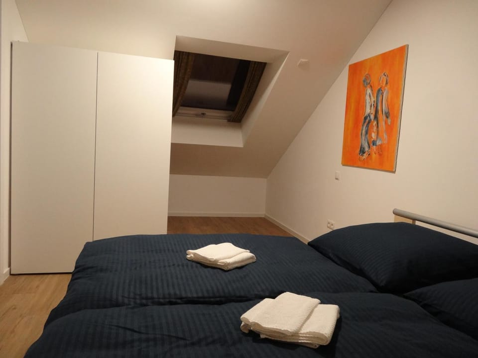 Bed, Photo of the whole room, Bedroom, towels