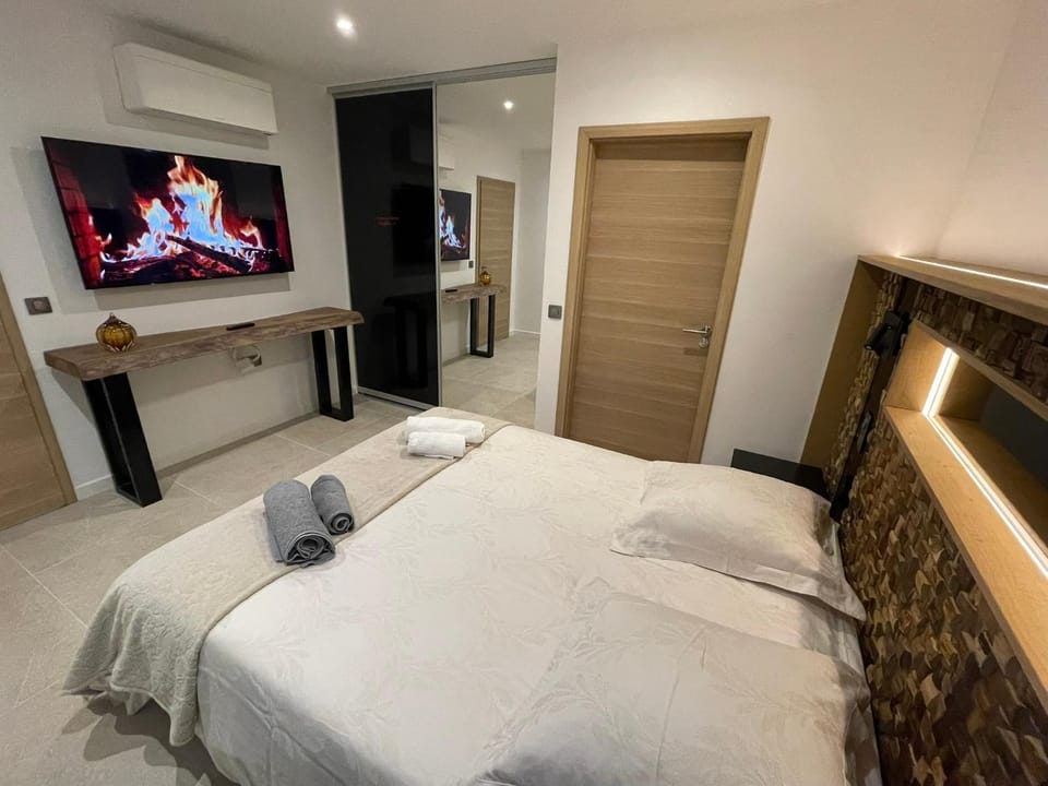 Bed, TV and multimedia, Bedroom, wardrobe