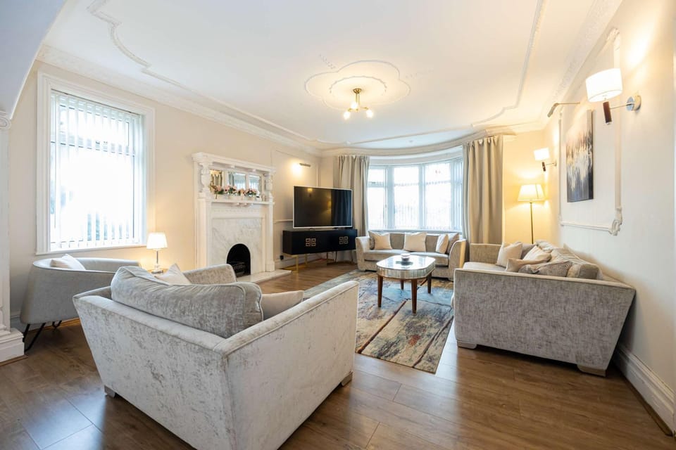 Detached House In Prestwich Sleeps 10 with Parking House in Prestwich