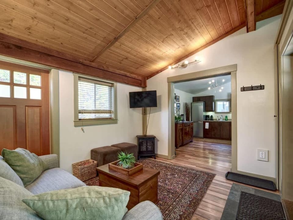 A slice of paradise with Hot Tub - Pet Friendly Apartment in Cowichan Valley