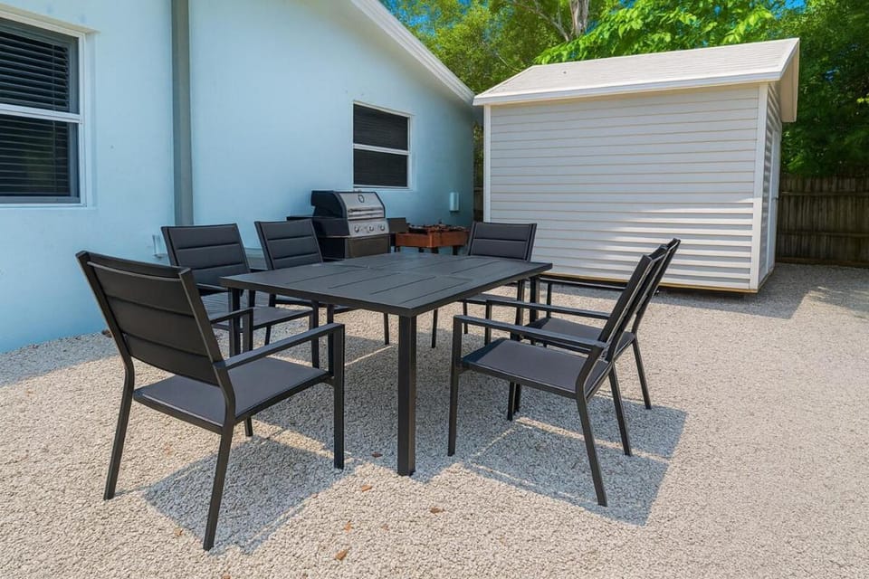 Modern 2BR Stay with Desk, Patio, BBQ, Free Parking Apartment in Fort Lauderdale