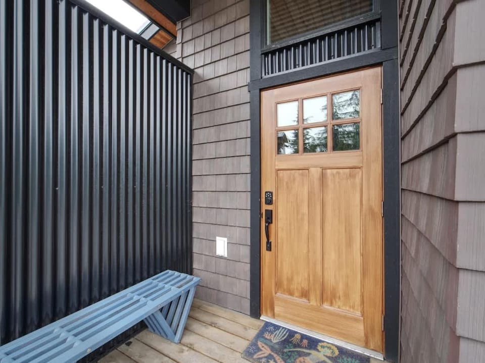 Oceanfront Marina & Mountain views- pet friendly House in Cowichan Valley