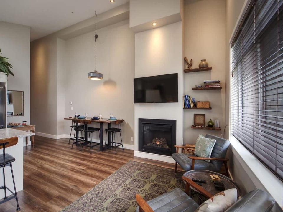 Oceanfront Marina & Mountain views- pet friendly House in Cowichan Valley